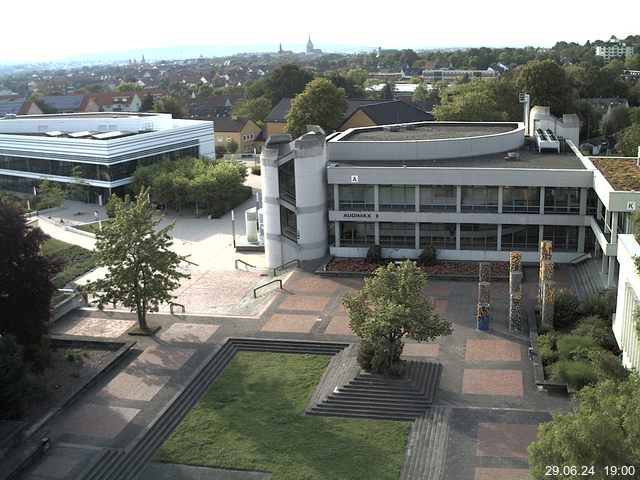 Foto der Webcam: Verwaltungsgebäude, Innenhof mit Audimax, Hörsaal-Gebäude 1