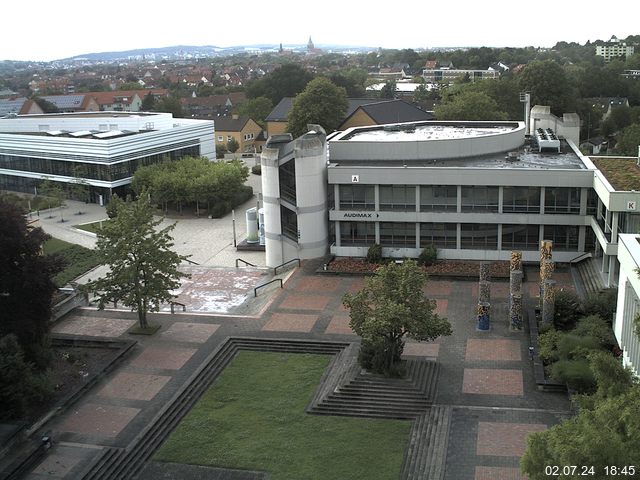 Foto der Webcam: Verwaltungsgebäude, Innenhof mit Audimax, Hörsaal-Gebäude 1