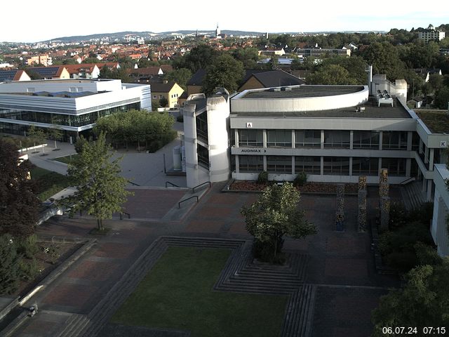 Foto der Webcam: Verwaltungsgebäude, Innenhof mit Audimax, Hörsaal-Gebäude 1