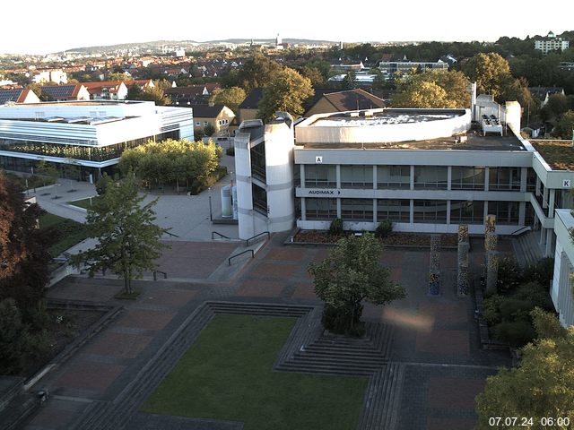 Foto der Webcam: Verwaltungsgebäude, Innenhof mit Audimax, Hörsaal-Gebäude 1