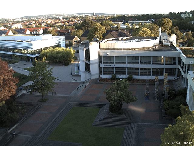 Foto der Webcam: Verwaltungsgebäude, Innenhof mit Audimax, Hörsaal-Gebäude 1