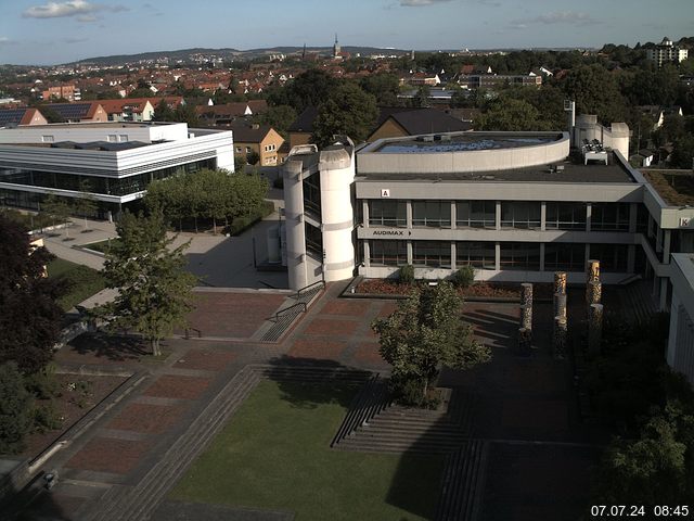 Foto der Webcam: Verwaltungsgebäude, Innenhof mit Audimax, Hörsaal-Gebäude 1