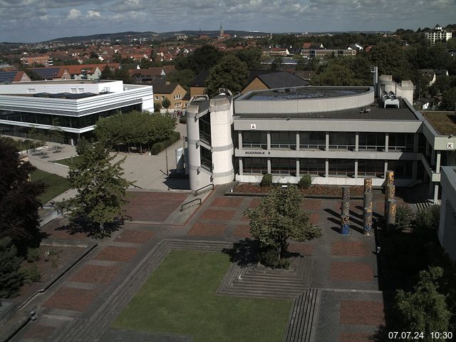 Foto der Webcam: Verwaltungsgebäude, Innenhof mit Audimax, Hörsaal-Gebäude 1