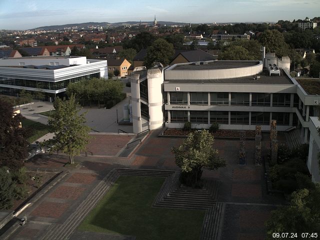 Foto der Webcam: Verwaltungsgebäude, Innenhof mit Audimax, Hörsaal-Gebäude 1