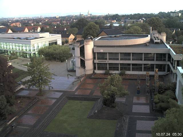 Foto der Webcam: Verwaltungsgebäude, Innenhof mit Audimax, Hörsaal-Gebäude 1