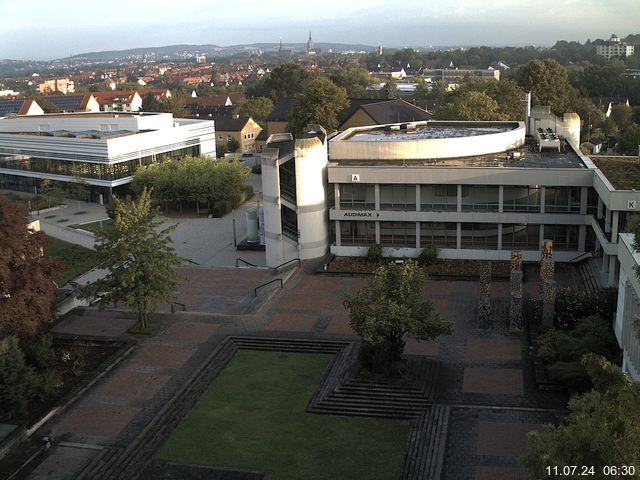 Foto der Webcam: Verwaltungsgebäude, Innenhof mit Audimax, Hörsaal-Gebäude 1