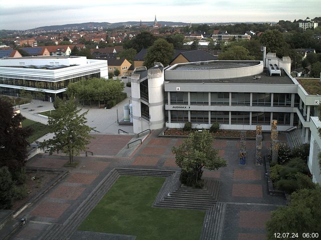 Foto der Webcam: Verwaltungsgebäude, Innenhof mit Audimax, Hörsaal-Gebäude 1