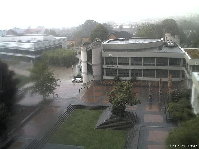 Foto der Webcam: Verwaltungsgebäude, Innenhof mit Audimax, Hörsaal-Gebäude 1