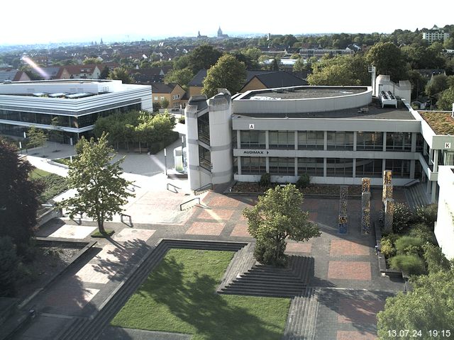 Foto der Webcam: Verwaltungsgebäude, Innenhof mit Audimax, Hörsaal-Gebäude 1