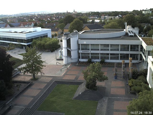 Foto der Webcam: Verwaltungsgebäude, Innenhof mit Audimax, Hörsaal-Gebäude 1