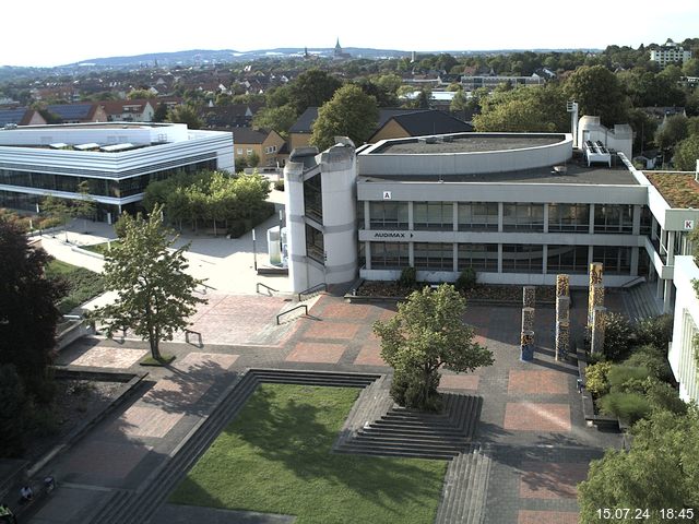 Foto der Webcam: Verwaltungsgebäude, Innenhof mit Audimax, Hörsaal-Gebäude 1