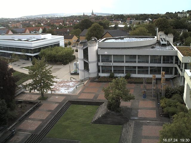 Foto der Webcam: Verwaltungsgebäude, Innenhof mit Audimax, Hörsaal-Gebäude 1