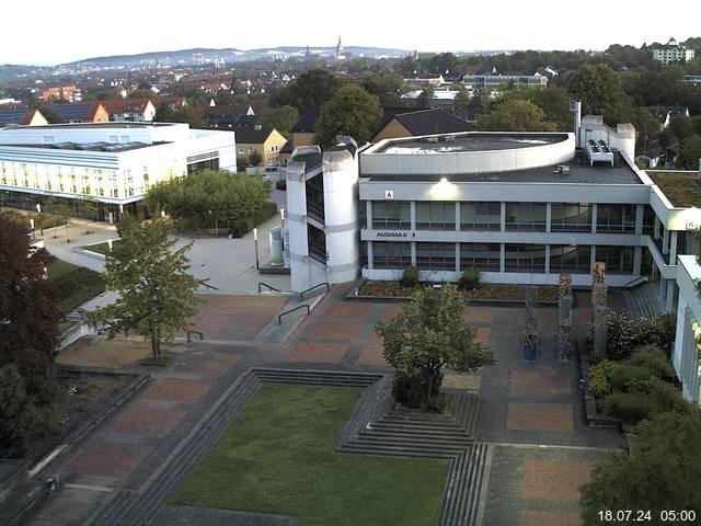 Foto der Webcam: Verwaltungsgebäude, Innenhof mit Audimax, Hörsaal-Gebäude 1