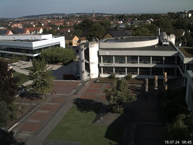 Foto der Webcam: Verwaltungsgebäude, Innenhof mit Audimax, Hörsaal-Gebäude 1