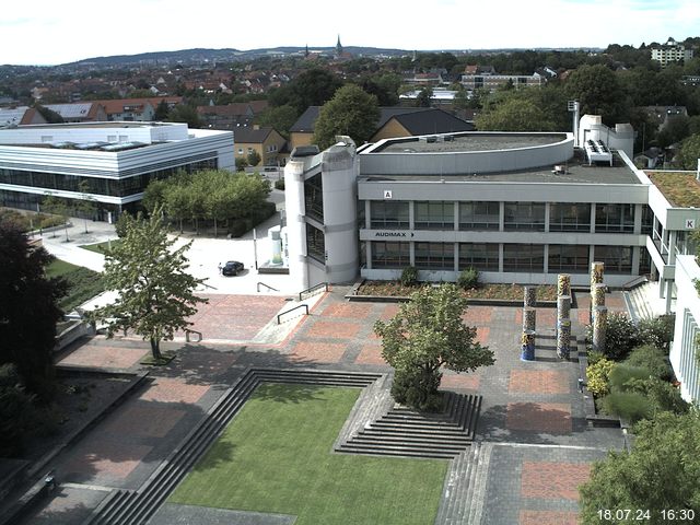 Foto der Webcam: Verwaltungsgebäude, Innenhof mit Audimax, Hörsaal-Gebäude 1