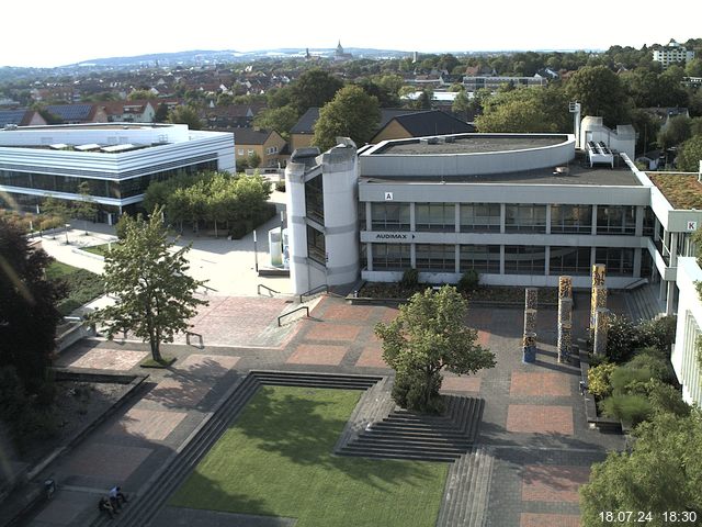 Foto der Webcam: Verwaltungsgebäude, Innenhof mit Audimax, Hörsaal-Gebäude 1