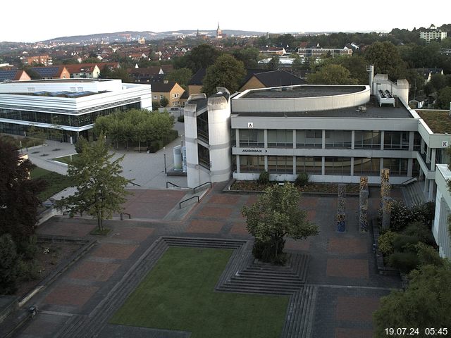 Foto der Webcam: Verwaltungsgebäude, Innenhof mit Audimax, Hörsaal-Gebäude 1