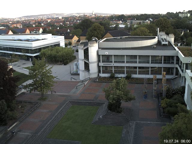 Foto der Webcam: Verwaltungsgebäude, Innenhof mit Audimax, Hörsaal-Gebäude 1