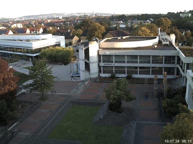 Foto der Webcam: Verwaltungsgebäude, Innenhof mit Audimax, Hörsaal-Gebäude 1