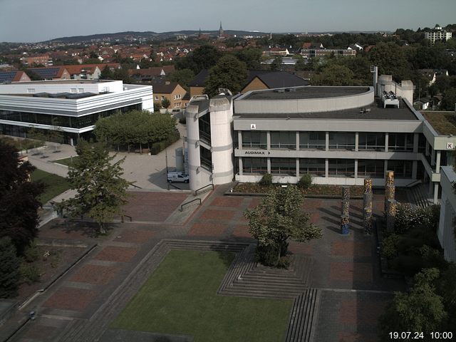 Foto der Webcam: Verwaltungsgebäude, Innenhof mit Audimax, Hörsaal-Gebäude 1