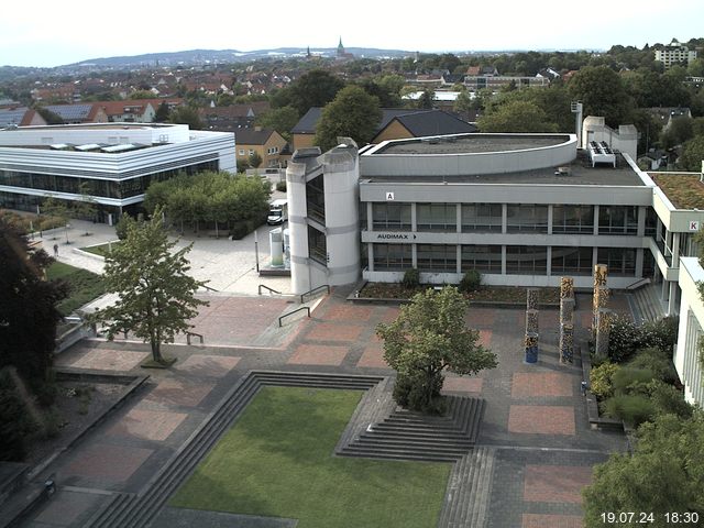 Foto der Webcam: Verwaltungsgebäude, Innenhof mit Audimax, Hörsaal-Gebäude 1