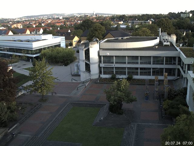 Foto der Webcam: Verwaltungsgebäude, Innenhof mit Audimax, Hörsaal-Gebäude 1