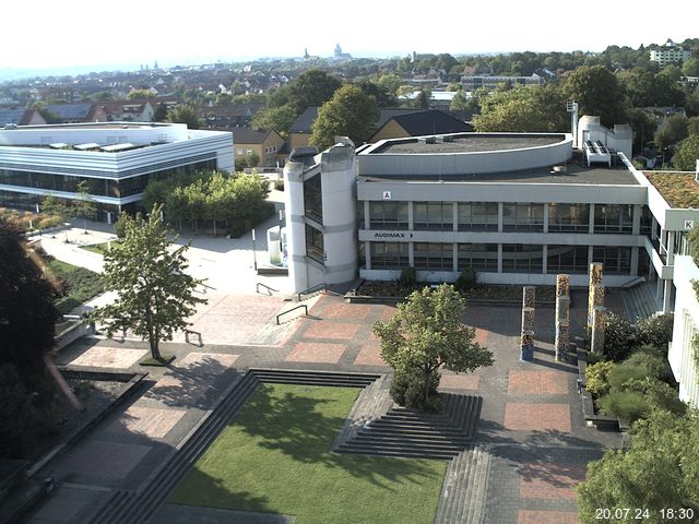 Foto der Webcam: Verwaltungsgebäude, Innenhof mit Audimax, Hörsaal-Gebäude 1