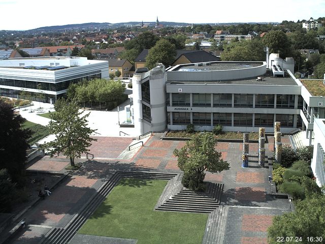 Foto der Webcam: Verwaltungsgebäude, Innenhof mit Audimax, Hörsaal-Gebäude 1