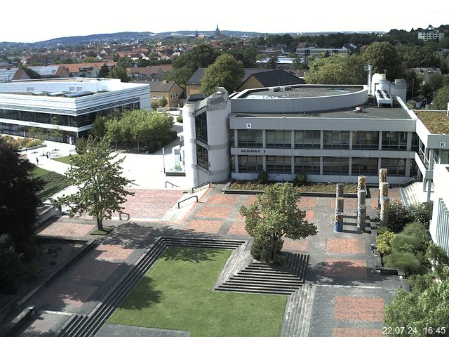 Foto der Webcam: Verwaltungsgebäude, Innenhof mit Audimax, Hörsaal-Gebäude 1