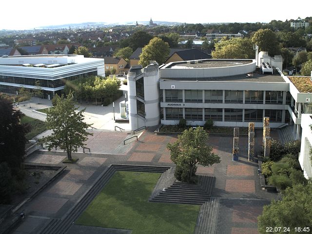 Foto der Webcam: Verwaltungsgebäude, Innenhof mit Audimax, Hörsaal-Gebäude 1