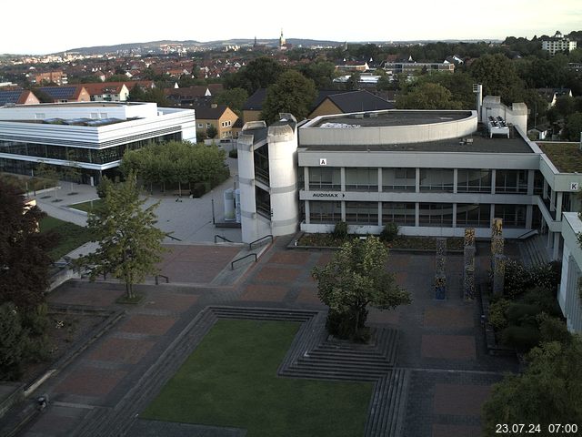 Foto der Webcam: Verwaltungsgebäude, Innenhof mit Audimax, Hörsaal-Gebäude 1