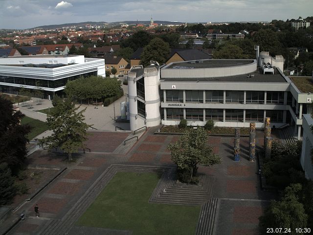 Foto der Webcam: Verwaltungsgebäude, Innenhof mit Audimax, Hörsaal-Gebäude 1