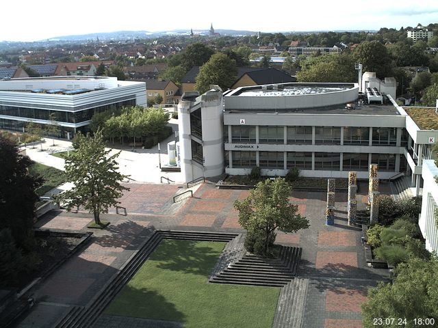 Foto der Webcam: Verwaltungsgebäude, Innenhof mit Audimax, Hörsaal-Gebäude 1