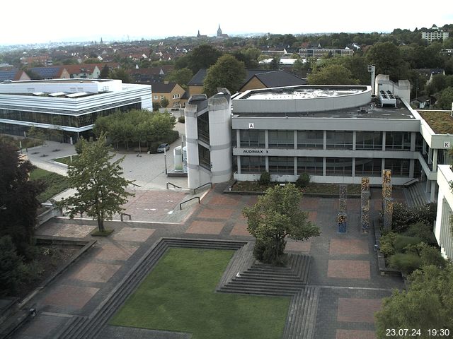 Foto der Webcam: Verwaltungsgebäude, Innenhof mit Audimax, Hörsaal-Gebäude 1