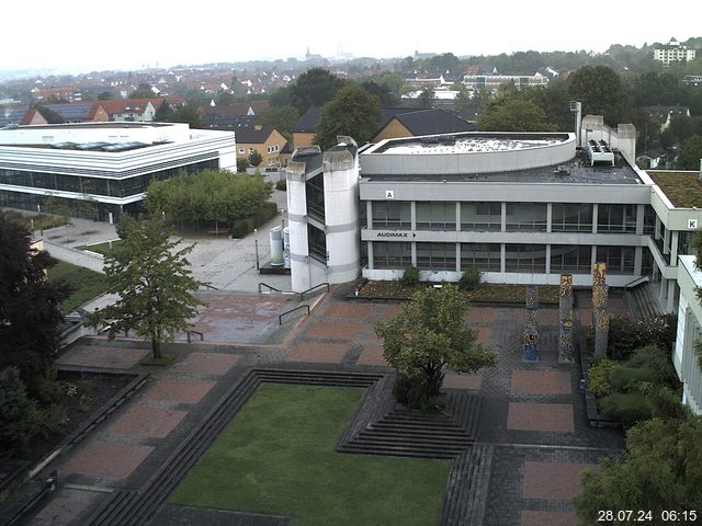 Foto der Webcam: Verwaltungsgebäude, Innenhof mit Audimax, Hörsaal-Gebäude 1