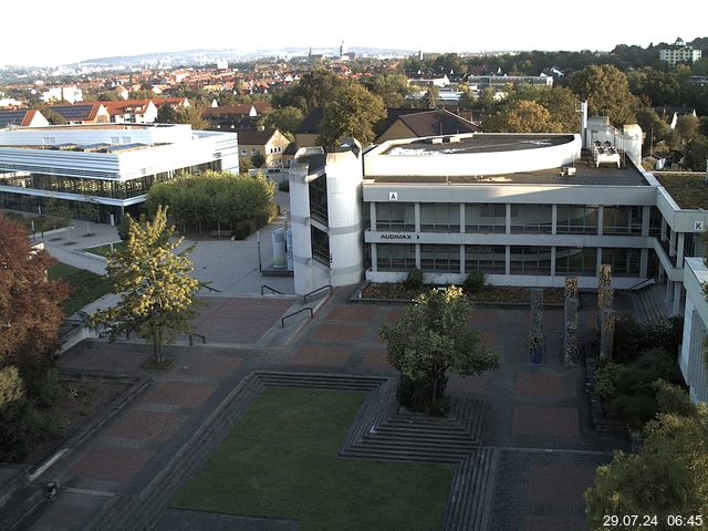 Foto der Webcam: Verwaltungsgebäude, Innenhof mit Audimax, Hörsaal-Gebäude 1