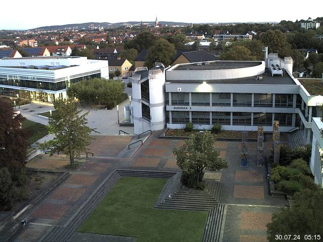 Foto der Webcam: Verwaltungsgebäude, Innenhof mit Audimax, Hörsaal-Gebäude 1