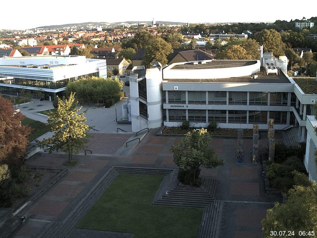 Foto der Webcam: Verwaltungsgebäude, Innenhof mit Audimax, Hörsaal-Gebäude 1