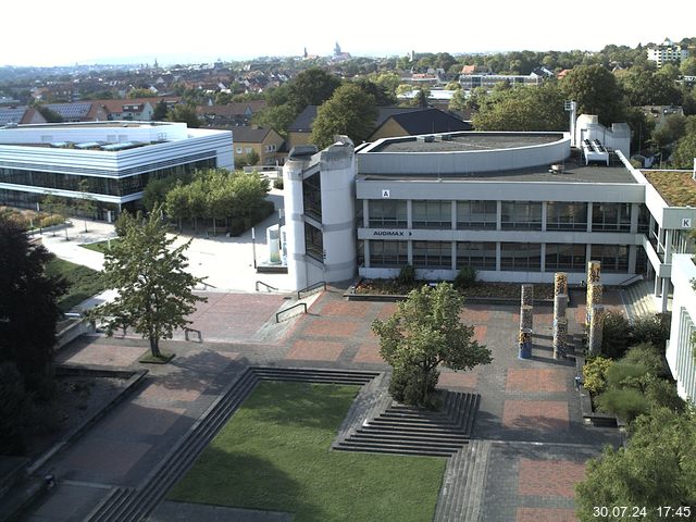 Foto der Webcam: Verwaltungsgebäude, Innenhof mit Audimax, Hörsaal-Gebäude 1