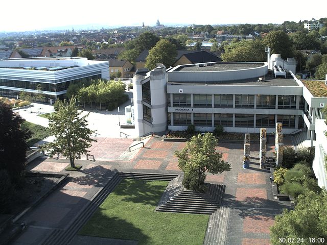 Foto der Webcam: Verwaltungsgebäude, Innenhof mit Audimax, Hörsaal-Gebäude 1