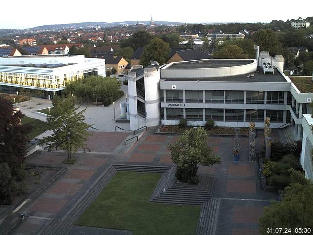 Foto der Webcam: Verwaltungsgebäude, Innenhof mit Audimax, Hörsaal-Gebäude 1