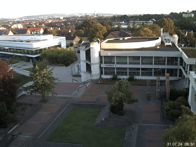 Foto der Webcam: Verwaltungsgebäude, Innenhof mit Audimax, Hörsaal-Gebäude 1