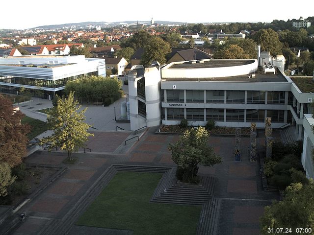 Foto der Webcam: Verwaltungsgebäude, Innenhof mit Audimax, Hörsaal-Gebäude 1