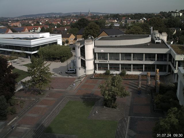 Foto der Webcam: Verwaltungsgebäude, Innenhof mit Audimax, Hörsaal-Gebäude 1