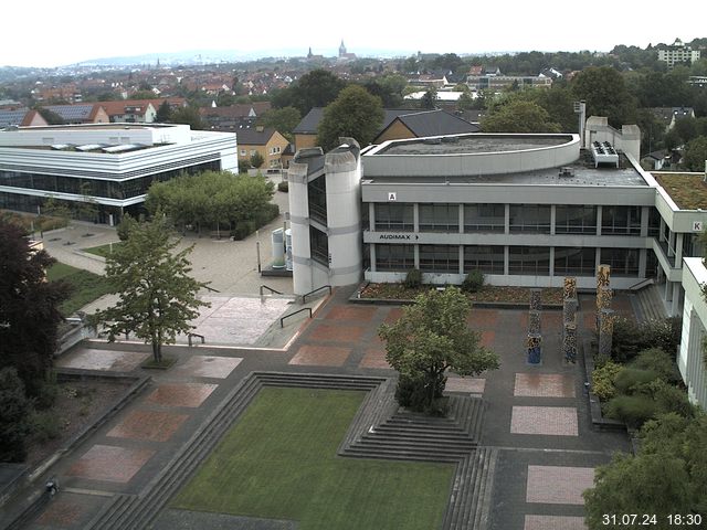 Foto der Webcam: Verwaltungsgebäude, Innenhof mit Audimax, Hörsaal-Gebäude 1