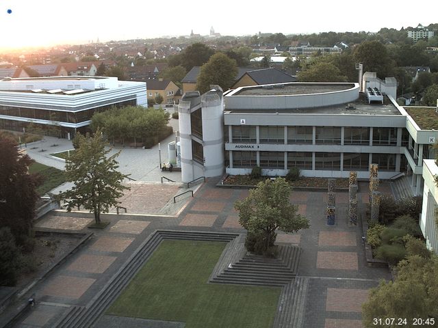 Foto der Webcam: Verwaltungsgebäude, Innenhof mit Audimax, Hörsaal-Gebäude 1