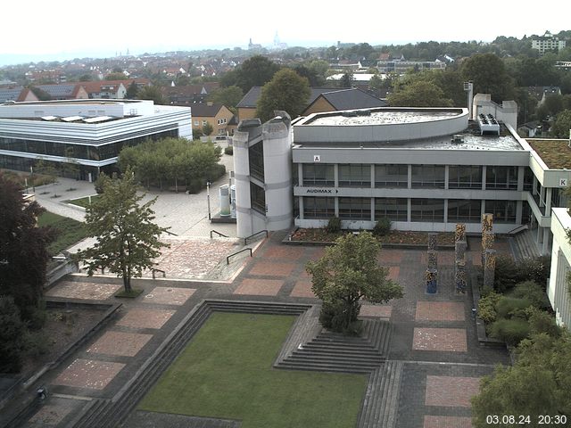 Foto der Webcam: Verwaltungsgebäude, Innenhof mit Audimax, Hörsaal-Gebäude 1