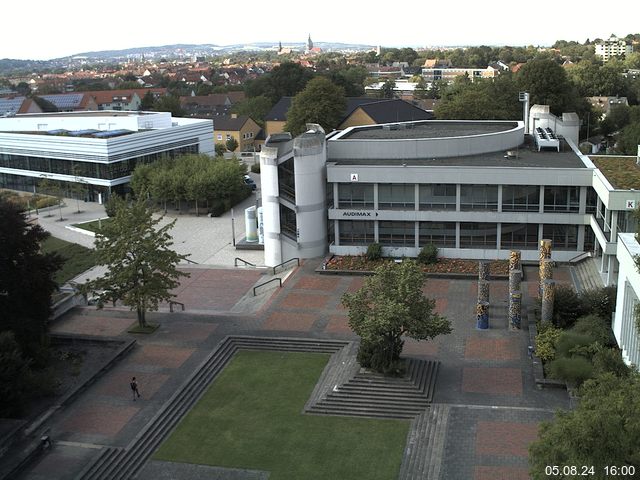 Foto der Webcam: Verwaltungsgebäude, Innenhof mit Audimax, Hörsaal-Gebäude 1