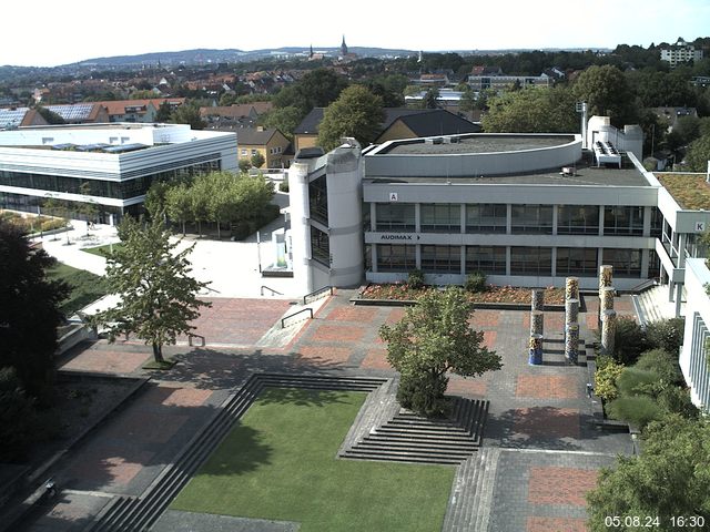 Foto der Webcam: Verwaltungsgebäude, Innenhof mit Audimax, Hörsaal-Gebäude 1