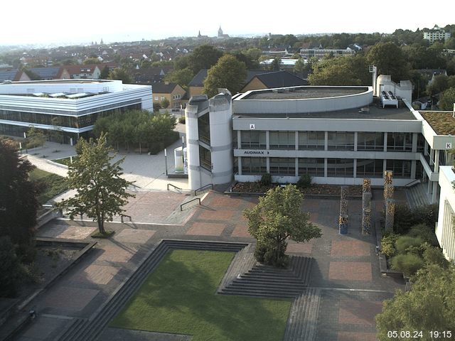 Foto der Webcam: Verwaltungsgebäude, Innenhof mit Audimax, Hörsaal-Gebäude 1